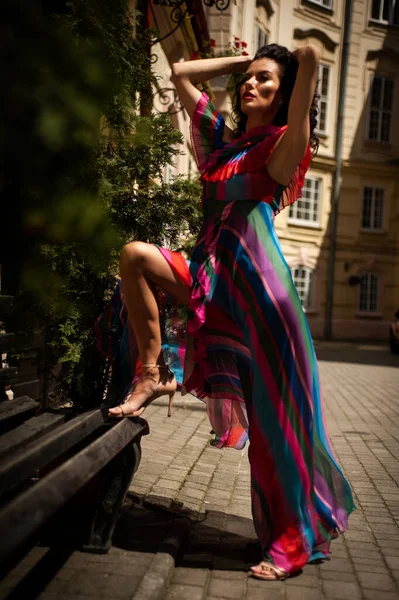 Bela Jovem Mulher Vestido Verão Elegante Posando Livre Foto Moda — Fotografia de Stock