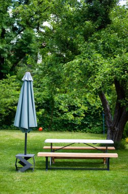 piknik masası ve parkta sandalyeler. 