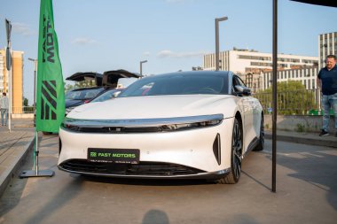 Lviv. Ukrayna - 05.27.2023: Popcorn Araba Fuarı. Duruş arabaları ve insanlar ayarlanıyor