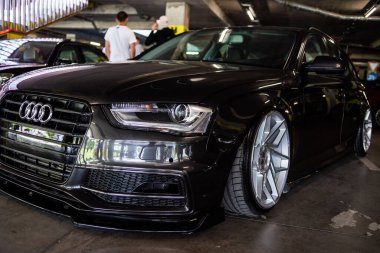 Lviv. Ukrayna - 05.27.2023: Popcorn Araba Fuarı. Duruş arabaları ve insanlar ayarlanıyor