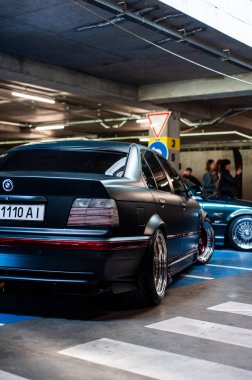 Lviv. Ukrayna - 05.27.2023: Popcorn Araba Fuarı. Duruş arabaları ve insanlar ayarlanıyor