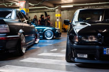 Lviv. Ukrayna - 05.27.2023: Popcorn Araba Fuarı. Duruş arabaları ve insanlar ayarlanıyor