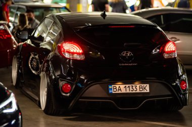 Lviv. Ukrayna - 05.27.2023: Popcorn Araba Fuarı. Duruş arabaları ve insanlar ayarlanıyor