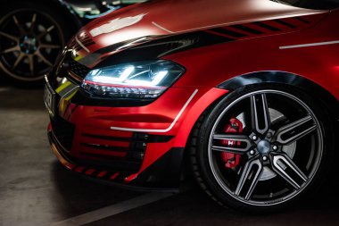 Lviv. Ukrayna - 05.27.2023: Popcorn Araba Fuarı. Duruş arabaları ve insanlar ayarlanıyor