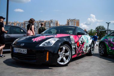 Lviv. Ukrayna - 05.27.2023: Popcorn Araba Fuarı. Duruş arabaları ve insanlar ayarlanıyor