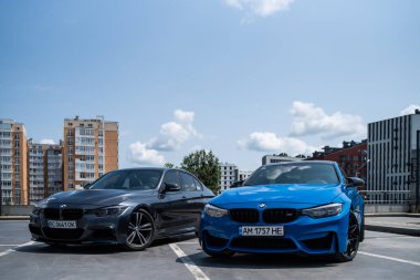 Lviv. Ukrayna - 05.27.2023: Popcorn Araba Fuarı. Duruş arabaları ve insanlar ayarlanıyor