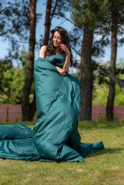 Yeşil ormandaki güzel kadın.. 