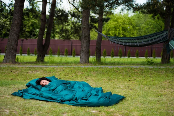 Mujer Joven Durmiendo Una Hamaca Bosque —  Fotos de Stock
