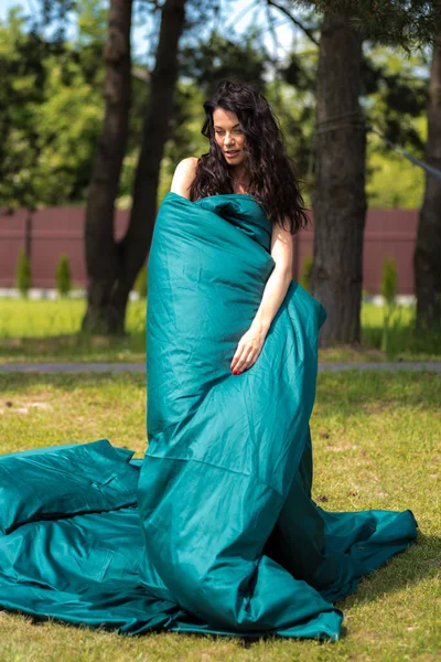 Junge Schöne Frau Einem Blauen Kleid Liegt Gras Das Konzept — Stockfoto