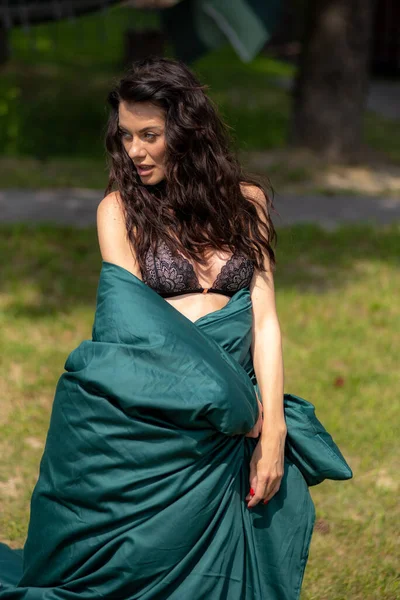緑のリネンの若い美しい女性 — ストック写真