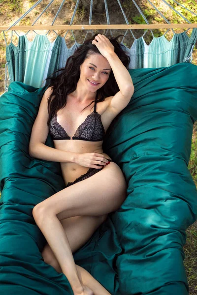 穿着比基尼的年轻貌美的女人在户外吊床上放松一下 暑假的概念 — 图库照片