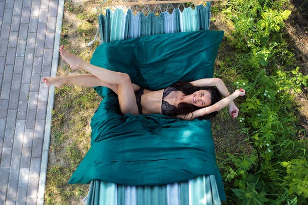 Красива Дівчина Лежить Гамаку — стокове фото