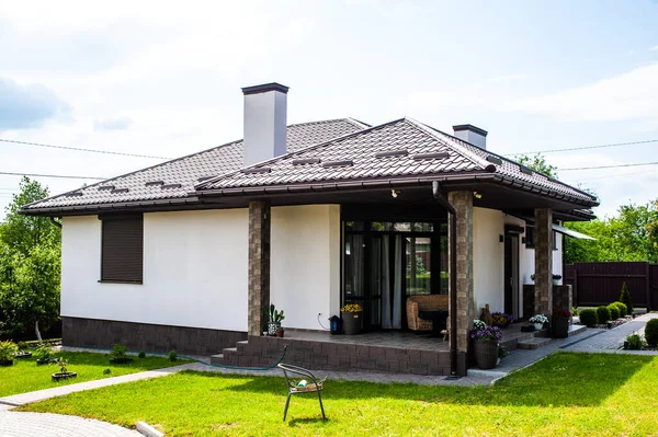 stock image modern house with garden 