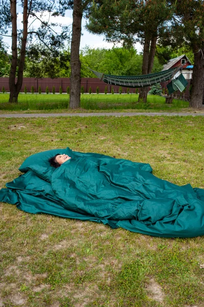 Junger Schlafender Mann Liegt Zelt — Stockfoto