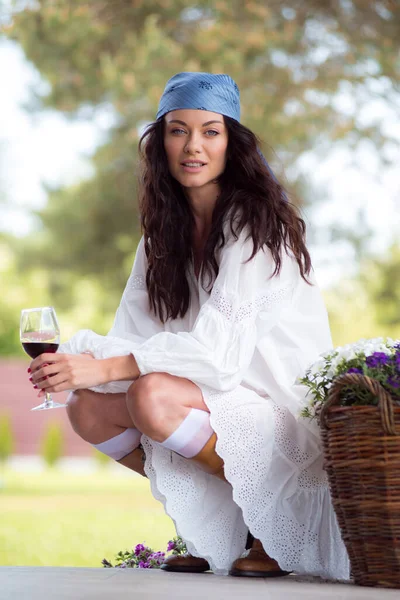 Retrato Bela Jovem Mulher Vestido Branco Chapéu Com Copo Vinho — Fotografia de Stock