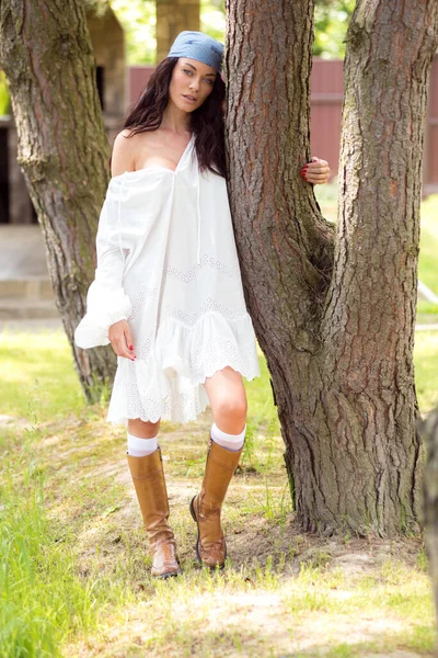 夏にポーズをとる白いドレスを着た美しい若い女性 — ストック写真