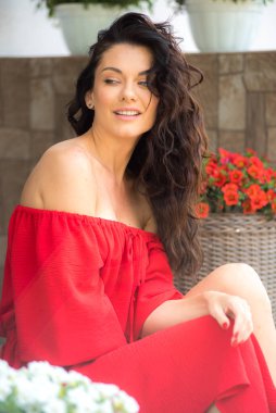 uzun kıvırcık saçlı güzel kadın 