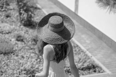 Kız ile güzel şapka on The Beach 
