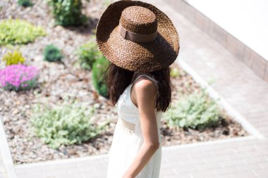 Açık havada şapka takan güzel genç bir kadın, yaz günü konsepti.. 