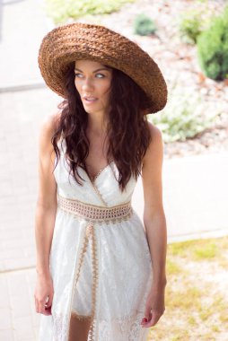 Yaz parkta genç güzel kadın portresi. 