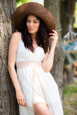Yazlık şapkalı güzel genç kız 