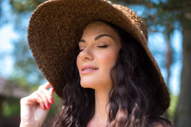 Hasır şapkalı kadın. 