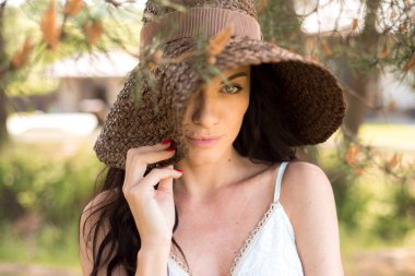 güzel bir genç kadın açık havada dikey. 