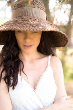 Hasır şapkalı güzel bir genç kadının portresi 