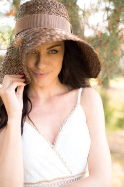 parkta şapkalı güzel genç kadın 
