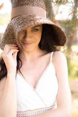 Doğada poz veren güzel bir kadın. 