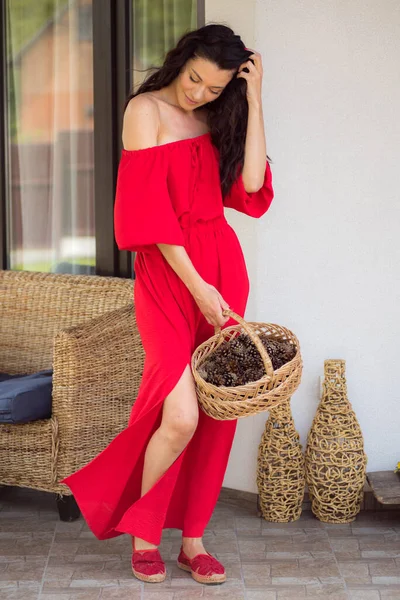 Kırmızı Elbiseli Güzel Bir Kadın — Stok fotoğraf