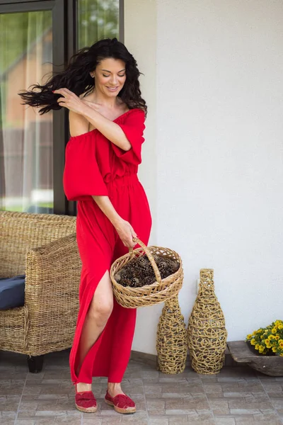 Těhotná Žena Červených Šatech Modré Šaty Drží Ruce — Stock fotografie