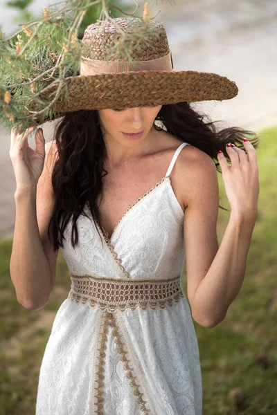 藁帽子の美しい若い女性の肖像画 — ストック写真