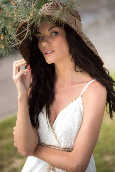 帽子の美しい若い女性 — ストック写真