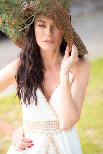 白いドレスと帽子の美しい女性 — ストック写真