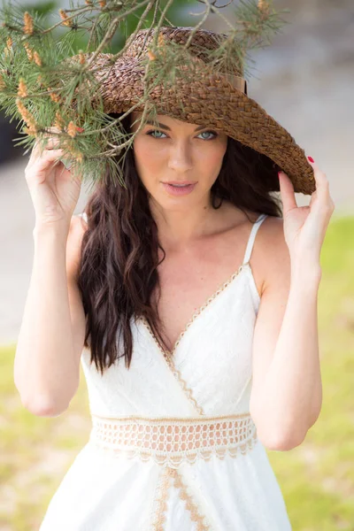 庭でポーズをとる藁帽子の女性 — ストック写真