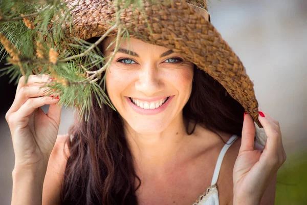 帽子をかぶった若い美しい幸せな女性の肖像画 — ストック写真