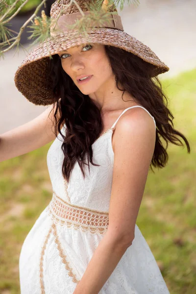 公園の帽子と長いドレスを着た美しい妊婦さん — ストック写真