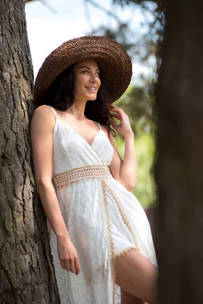 藁帽子の若い美少女と夏の公園を歩くドレス — ストック写真