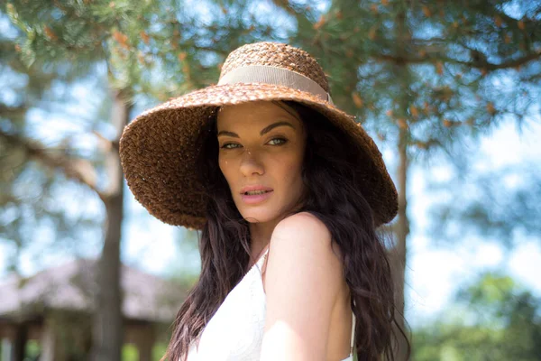 정원에서 모자를 아름다운 갈색의 여성의 — 스톡 사진