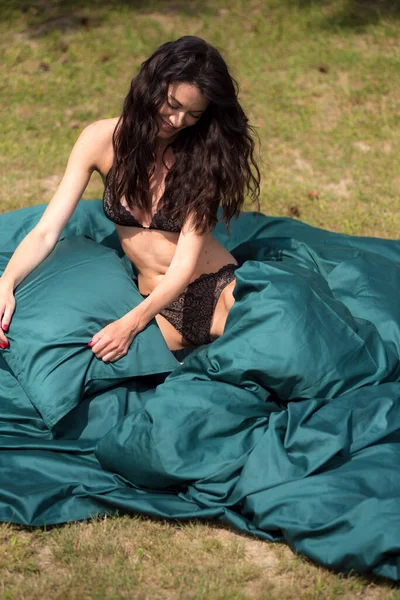 Όμορφη Γυναίκα Μαύρο Μαγιό Ξαπλωμένη Πράσινη Κουβέρτα — Φωτογραφία Αρχείου