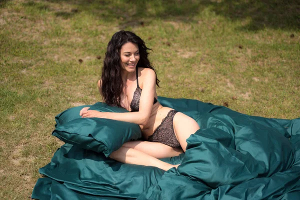 Bela Mulher Morena Sexy Vestido Verão Encontra Cobertor Verde Floresta — Fotografia de Stock