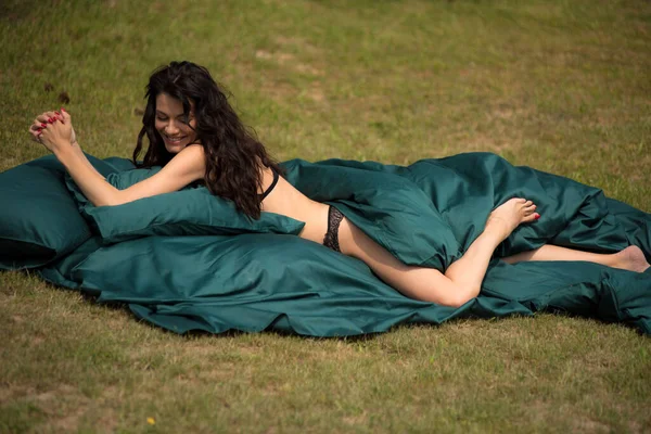 Молода Сексуальна Дівчина Лежить Зеленій Ковдрі — стокове фото