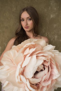 Çiçekli, poz veren, stüdyosu olan güzel bir model. moda fotoğrafı 