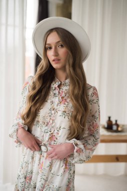 Makyajlı ve saç stili olan güzel bir kadın. 