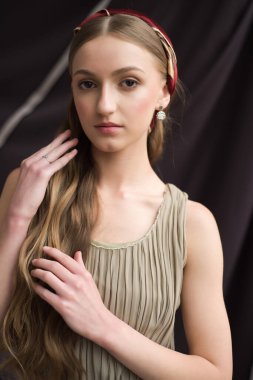 Uzun kahverengi saçlı güzel bir genç kadının portresi. 