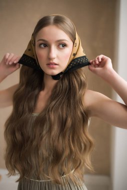 Stüdyoda güzel bir kadın var. 