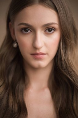 Uzun düz saçlı, güzel bir genç kadın.. 