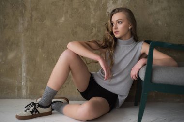 Stüdyoda poz veren güzel sarışın bir kadın. 