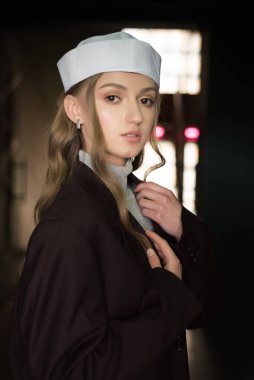 Tıp üniformalı genç bir kadının portresi. 